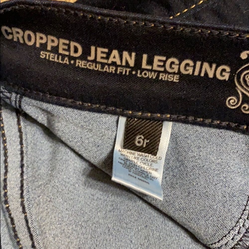 𝅺EXPRESS Crop Jean Legging. Size 6 - Picture 3 of 8